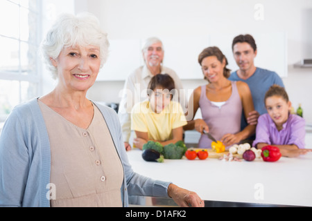 Grand-mère debout à côté de la cuisine Banque D'Images