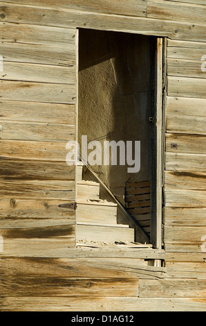 Escalier et porte d'une vieille ferme dans la prairie du Nord de l'Utah. Banque D'Images