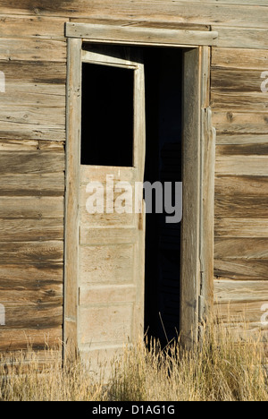 Porte d'une vieille ferme dans la prairie du Nord de l'Utah. Banque D'Images