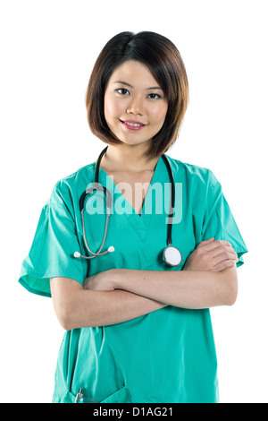 Portrait of a cute femme médecin chinois portant un vêtement médical y compris un sarrau et stéthoscope. Isolé sur blanc. Banque D'Images