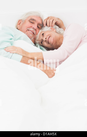Couple de personnes âgées ayant une caresse Banque D'Images
