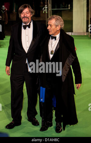 Sir Ian McKellen avec Stephen Fry assiste à la Royal Film premiere de "Le Hobbit : Un voyage inattendu" à l'Odeon Leicester Square Londres, Royaume-Uni, 12/12/2012 Credit : Mario Mitsis / Alamy Live News Banque D'Images