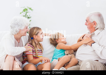 Enfants jouant avec des grands-parents Banque D'Images