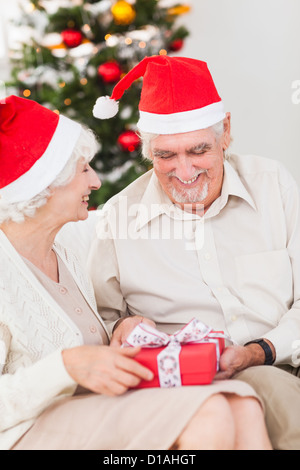 L'échange de couple de personnes âgées noël Banque D'Images