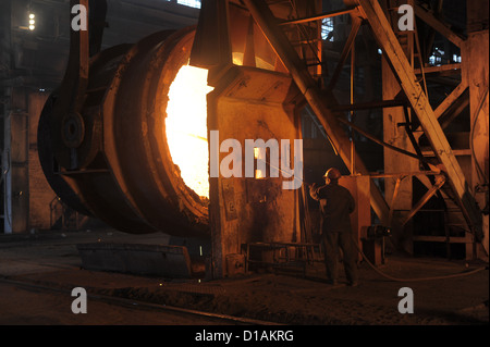 Un travailleur de l'acier prend un échantillon à steel company Banque D'Images