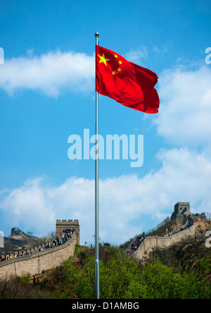 Drapeau chinois en face de la Grande Muraille, Pékin, Chine Banque D'Images