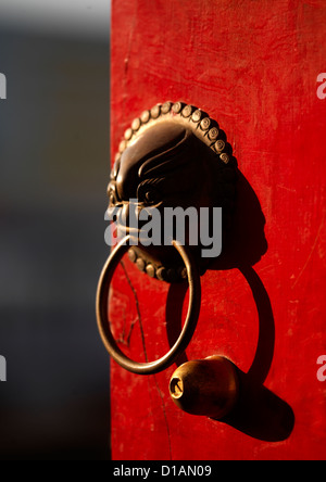 Porte peinte avec Lion heurtoir de porte de la Ville, Tour de Chaoyang, ville ancienne, Jianshui, Province du Yunnan, Chine Banque D'Images