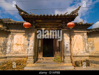 Vieille porte traditionnel chinois avec des lanternes dans Village Shan Tuan, Jianshui, Province du Yunnan, Chine Banque D'Images