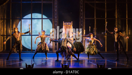 Première mondiale de Matthew Bourne's 'sleeping Beauty' au Sadler's Wells, Londres. Les fées Visiter Bébé Aurora. Banque D'Images