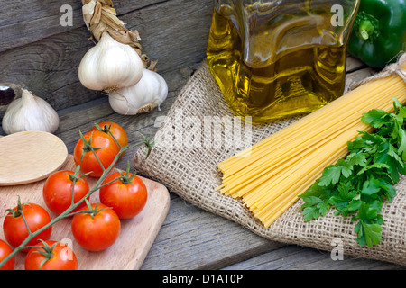 Spaghettis et pâtes d'épices sur les planches de bois vintage Banque D'Images