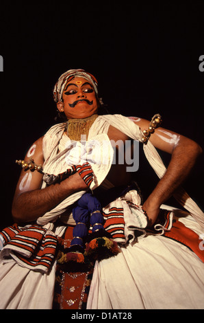 Un artiste montrant une des 9 expressions faciales mentionnées dans Natyasastraat au centre Kathakali Kerala populairement connu comme l'école des arts traditionnels qui les présente au théâtre Kathakali danse traditionnelle-performance dans la ville de Kochi également connu sous le nom de Cochin dans l'état du Kerala Inde du Sud Banque D'Images