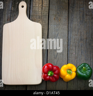 Planche à découper vide et le paprika abstract background Banque D'Images