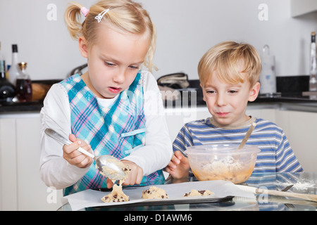 Heureux frère sœur baking cookies dans la cuisine Banque D'Images