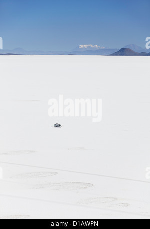 Le camping-car sur le Salar de Uyuni (Salines d'Uyuni), Potosi, Bolivie Ministère Banque D'Images