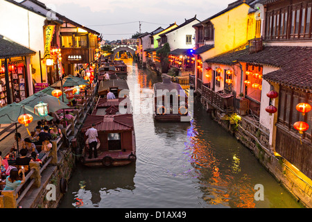 D'attente pour les passagers des bateaux le long du canal Shantang à Suzhou, Chine. Banque D'Images