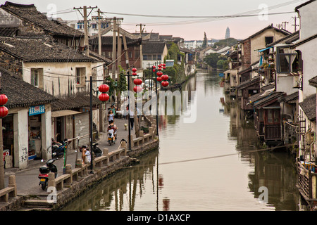 La vie le long du canal Shantang à Suzhou, Chine. Banque D'Images