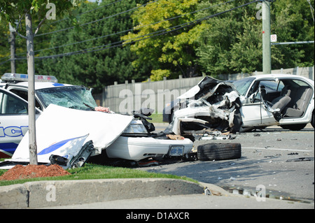 Deux agents de police de Toronto et un civil ont été transportés à l'Hôpital Sunnybrook Centre de traumatologie avec accident grave sur Midland Ave., Banque D'Images