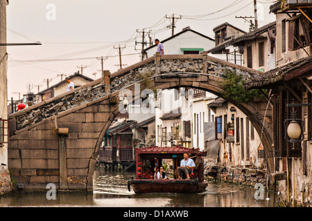 Voyages en bateau le long du canal Shantang à Suzhou, Chine. Banque D'Images