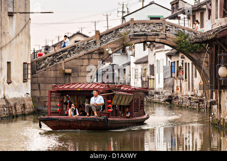 Voyages en bateau le long du canal Shantang à Suzhou, Chine. Banque D'Images