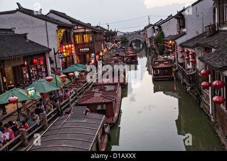 D'attente pour les passagers des bateaux le long du canal Shantang à Suzhou, Chine. Banque D'Images