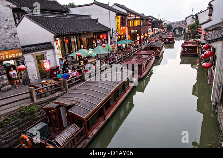 D'attente pour les passagers des bateaux le long du canal Shantang à Suzhou, Chine. Banque D'Images