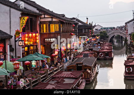 D'attente pour les passagers des bateaux le long du canal Shantang à Suzhou, Chine. Banque D'Images