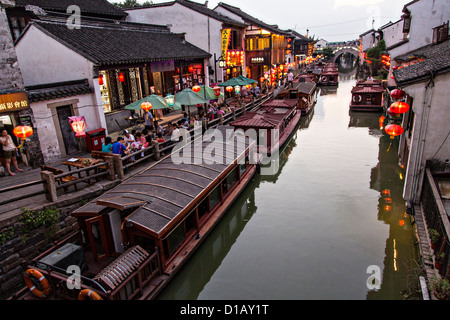 D'attente pour les passagers des bateaux le long du canal Shantang à Suzhou, Chine. Banque D'Images