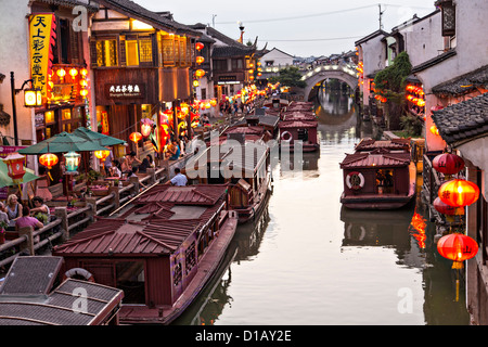 D'attente pour les passagers des bateaux le long du canal Shantang à Suzhou, Chine. Banque D'Images