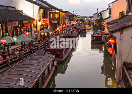 D'attente pour les passagers des bateaux le long du canal Shantang à Suzhou, Chine. Banque D'Images