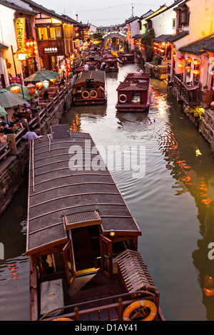 D'attente pour les passagers des bateaux le long du canal Shantang à Suzhou, Chine. Banque D'Images