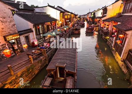 D'attente pour les passagers des bateaux le long du canal Shantang à Suzhou, Chine. Banque D'Images