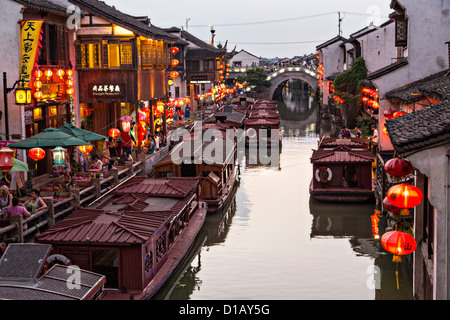 D'attente pour les passagers des bateaux le long du canal Shantang à Suzhou, Chine. Banque D'Images