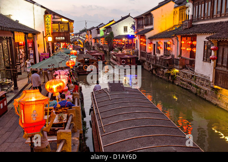 D'attente pour les passagers des bateaux le long du canal Shantang à Suzhou, Chine. Banque D'Images