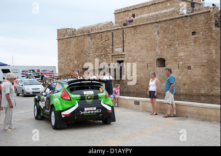 Rallye de Chypre 2012 le Saoudien Yazeed Racing Ford Fiesta RRC passant le fort médiéval dans le port de Paphos Chypre Banque D'Images