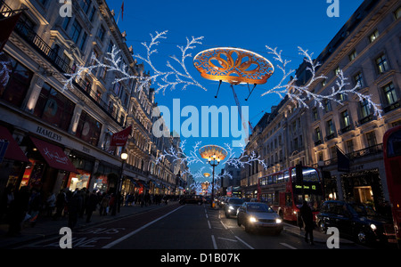 Les lumières de Noël et de décoration, Regent Street, London, England, UK Banque D'Images