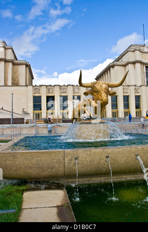 Bull & Fawn sculpture par Paul Jouve dans Jardins de Trocadero en dessous du Palais de Chaillot Paris France Europe Banque D'Images