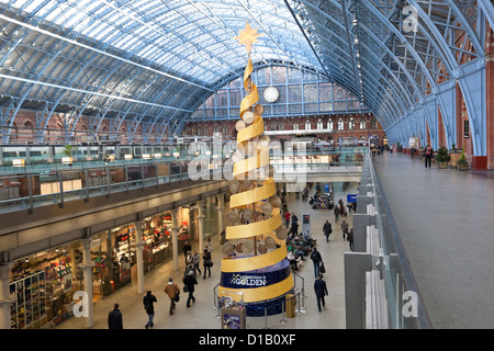 Arbre de Noël à l'intérieur de la gare de St Pancras, London, England, UK Banque D'Images