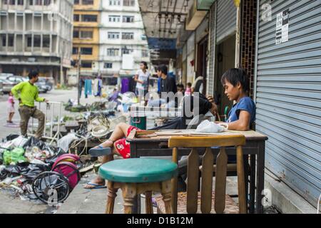 Le 12 décembre 2012 - Bangkok, Thaïlande - ''Washington Square'' était un célèbre quartier des divertissements de Sukhumvit Soi 22 à Bangkok. Il est démoli pour faire place au réaménagement urbain. Les travailleurs du chantier de démolition sur le projet live sur leur site d'abattre l'édifice et de recyclage que peut-recyclés comme ils le font jusqu'à ce que le site n'est plus habitable. Ils dorment sur les étages des bâtiments ou parfois dans des tentes, la cuisson au gaz ou des réchauds à charbon travaillant du matin au soir. Parfois les familles vivent et travaillent ensemble, d'autres fois seulement les hommes. Washington Square est l'un des plus ancien de Bangkok Banque D'Images