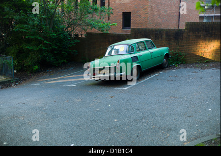 Voiture abandonnée,parking,Skoda Banque D'Images