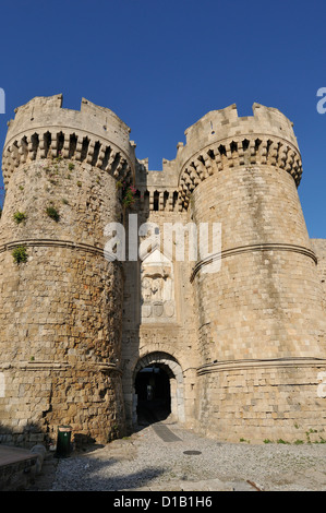 Rhodes. Îles du Dodécanèse. La Grèce. Marine Gate dans les murs de la vieille ville, Old Town, Rhodes Ville. Banque D'Images