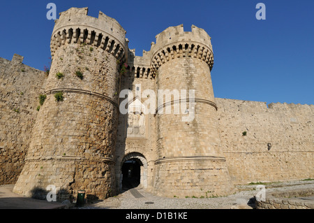 Rhodes. Îles du Dodécanèse. La Grèce. Marine Gate dans les murs de la vieille ville, Old Town, Rhodes Ville. Banque D'Images