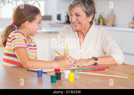 Enfant avec sa grand-mère et rire de dessin Banque D'Images