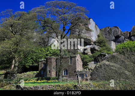 Vue de printemps Chalet Rock Hall qui se trouve au bas de l'Roaches rock formations, Hulme, Staffordshire village Banque D'Images