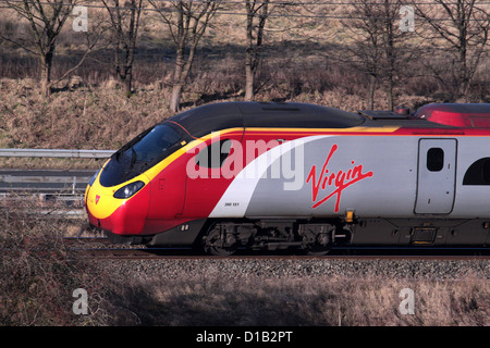 Cabine conducteur de classe 390 Pendolino Virgin électriques sur la West Coast Main Line près de Beckfoot dans Cumbria Banque D'Images