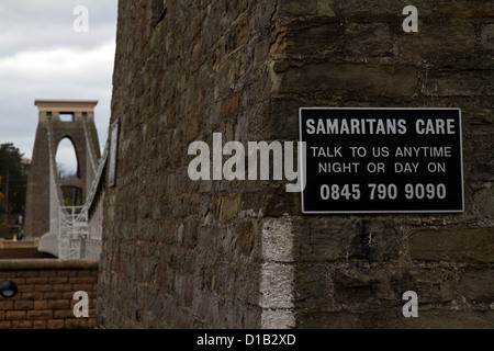 Clifton Suspension Bridge, Bristol, qui a un signe de Samaritains à la fin, dans l'espoir d'empêcher les gens de sauter Banque D'Images