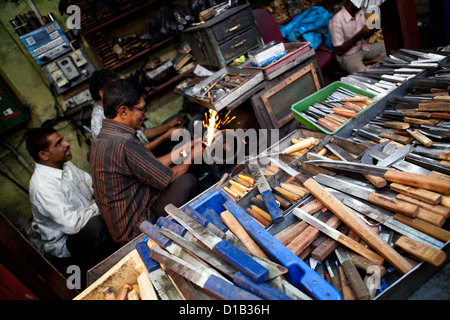 Les hommes outils de vente dans le marché de Mysore Banque D'Images