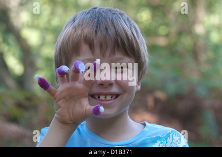 Six ans mettre fleurs digitale sur ses doigts Banque D'Images