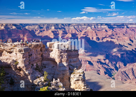 Les touristes à Mather Point oublier, Rive Sud, le Parc National du Grand Canyon, Arizona, États-Unis États-Unis d'Amérique Banque D'Images
