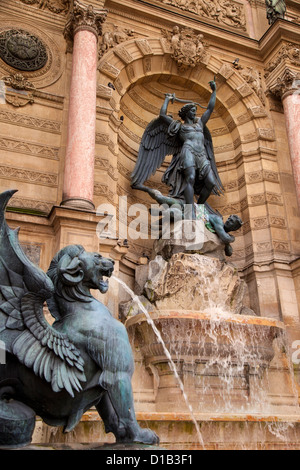 Fontaine Saint Michel, construit par Gabriel Davioud (1860) dans le Quartier Latin, près de la Seine, Paris France Banque D'Images