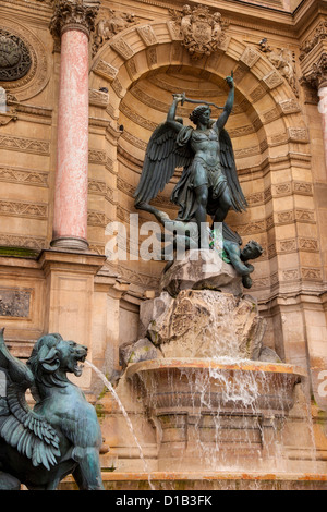 Fontaine Saint Michel, construit par Gabriel Davioud (1860) dans le Quartier Latin, près de la Seine, Paris France Banque D'Images